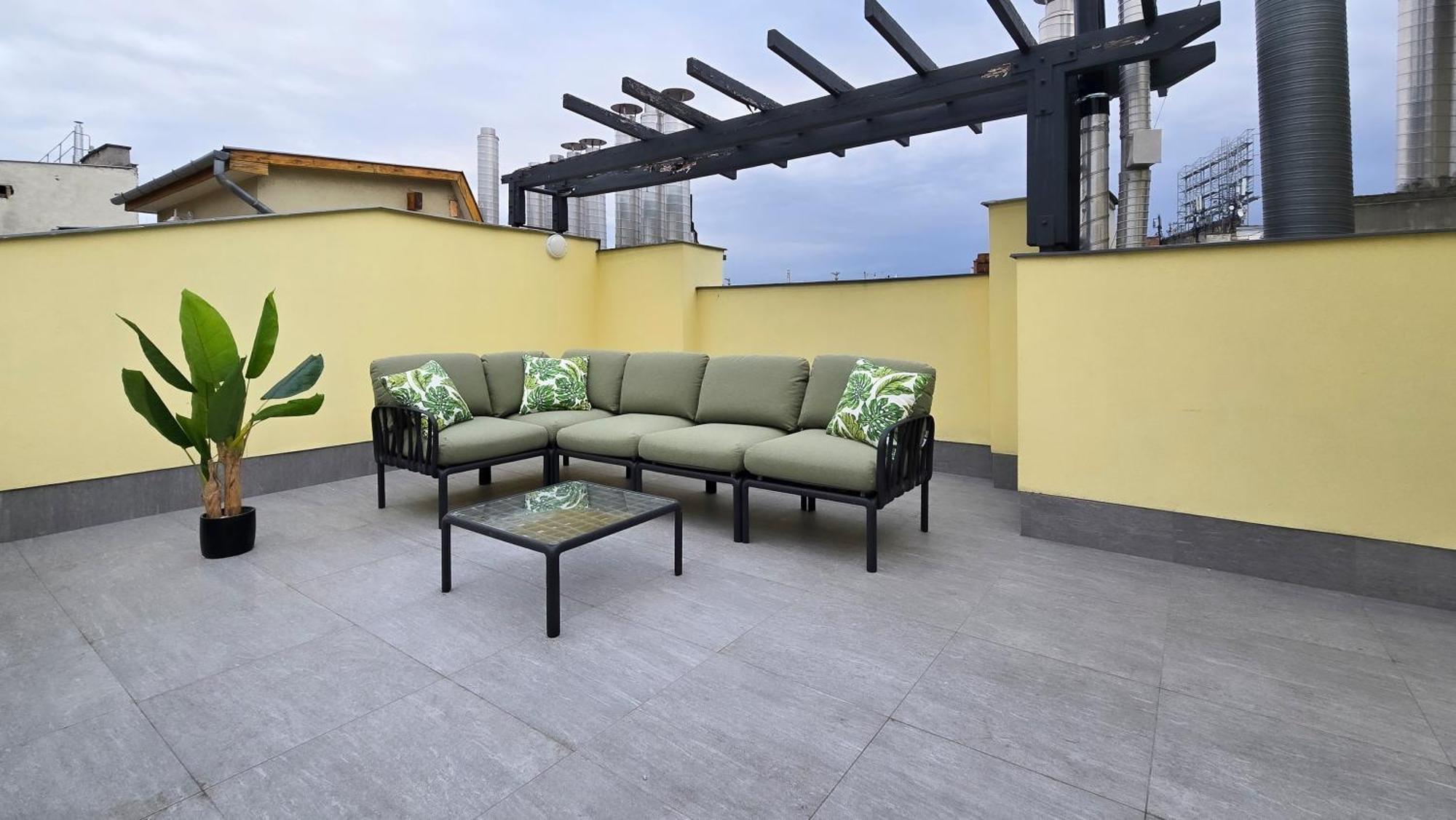 Apartment Rooftop Serenity *