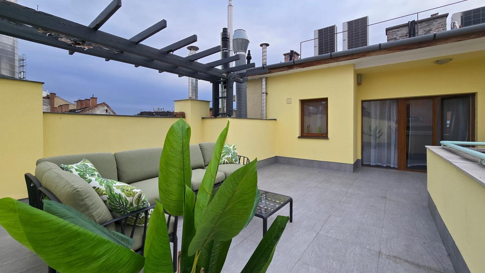 Rooftop Serenity Apartment *